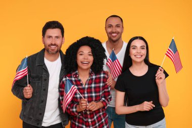 4 Temmuz - ABD 'nin Bağımsızlık Günü. Sarı arka planda Amerikan bayrakları olan mutlu arkadaşlar