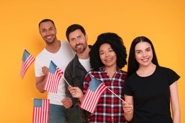 4 Temmuz - ABD 'nin Bağımsızlık Günü. Sarı arka planda Amerikan bayrakları olan mutlu arkadaşlar