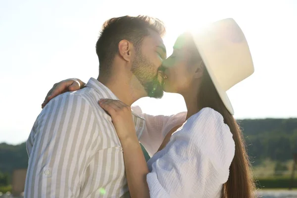 Encontro Romântico Casal Bonito Beijando Dia Ensolarado Livre — Fotografia de Stock