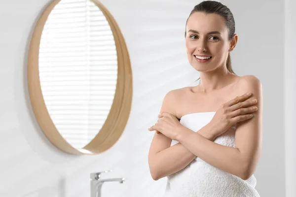 Mulher Feliz Com Pele Lisa Banheiro Espaço Para Texto — Fotografia de Stock
