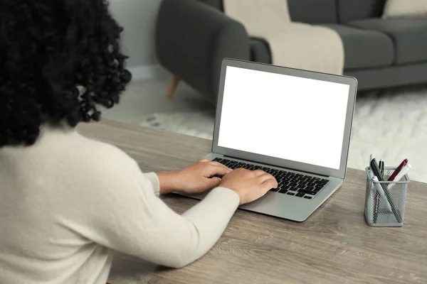 Mulher Usando Laptop Mesa Madeira Dentro Casa Close — Fotografia de Stock