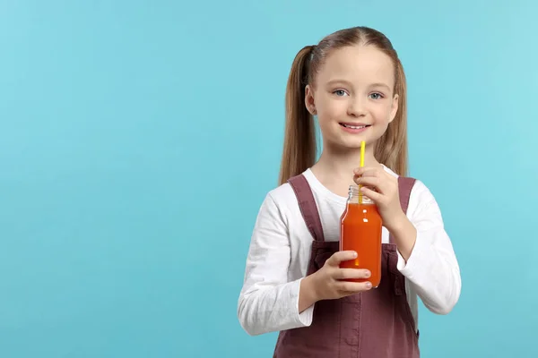 Χαριτωμένο Κοριτσάκι Κρατώντας Γυάλινο Μπουκάλι Φρέσκο Χυμό Άχυρο Γαλάζιο Φόντο — Φωτογραφία Αρχείου