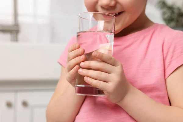 小女孩在家里用玻璃杯喝水 特写镜头 — 图库照片