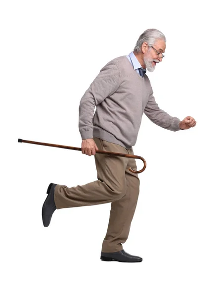 白い背景を歩く杖を持つシニア男 — ストック写真