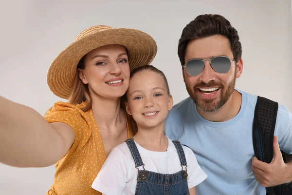 Família Feliz Tirando Selfie Fundo Cinza Claro — Fotografia de Stock
