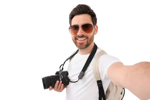 Sorrindo Homem Com Câmera Tirando Selfie Fundo Branco — Fotografia de Stock