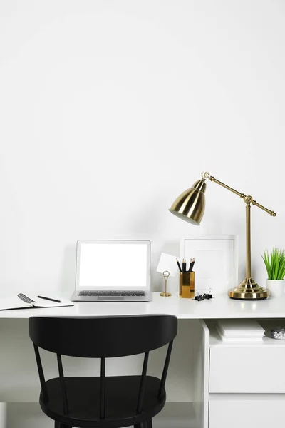 Gemütliche Arbeitsfläche Mit Laptop Lampe Und Schreibwaren Auf Holzschreibtisch Hause — Stockfoto