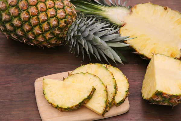 Ananas Coupés Entiers Mûrs Sur Table Bois — Photo