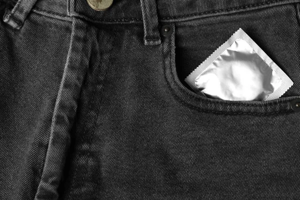Förpackad Kondom Mörka Jeans Ficka Närbild Säkert Sex — Stockfoto
