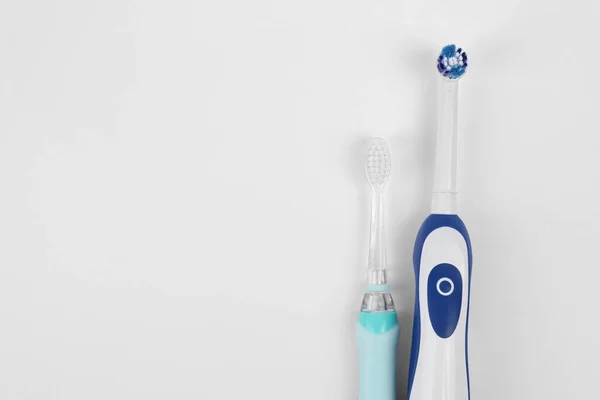 Elektrische Zahnbürsten Auf Weißem Hintergrund Flach Gelegt Raum Für Text — Stockfoto