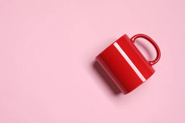 Piros Kerámia Bögre Rózsaszín Háttérrel Felülnézetből Szöveg Helye — Stock Fotó