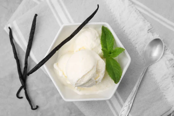 Délicieuse Crème Glacée Menthe Gousses Vanille Cuillère Sur Table Gris — Photo