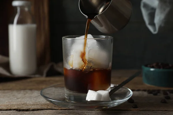 Kávé Öntése Üvegbe Jégkockákkal Asztalnál Közelkép — Stock Fotó