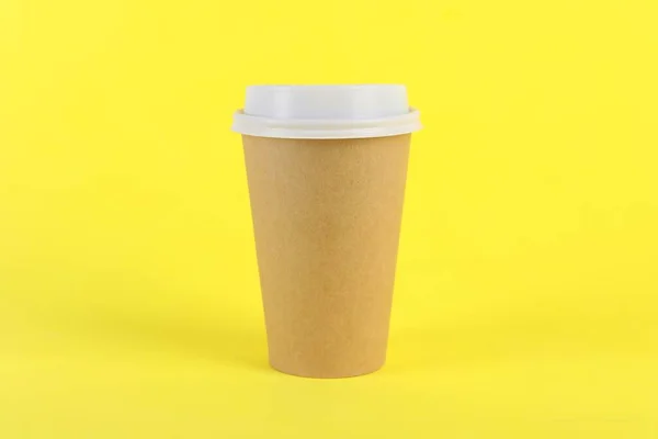Χάρτινο Κύπελλο Πλαστικό Καπάκι Κίτρινο Φόντο Καφές Για Έξω — Φωτογραφία Αρχείου