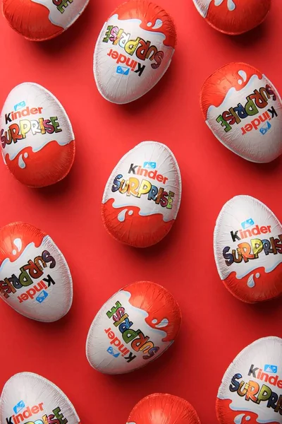 Sveti Vlas Bułgaria Czerwca 2023 Kinder Surprise Eggs Red Background — Zdjęcie stockowe