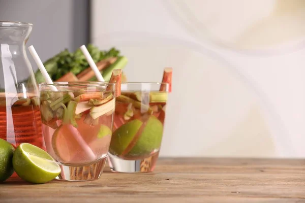 Bril Kruik Smakelijke Rabarber Cocktail Met Limoenvruchten Houten Tafel Ruimte — Stockfoto