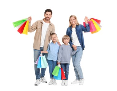 Aile alışverişi. Beyaz arka planda renkli çantaları olan mutlu ebeveynler ve çocuklar.
