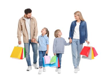 Aile alışverişi. Beyaz arka planda renkli çantaları olan mutlu ebeveynler ve çocuklar.
