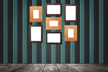 Çizgili duvarda asılı boş ahşap çerçeveler. Tasarım için model
