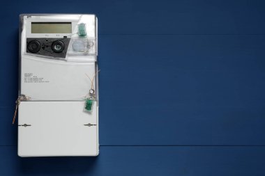 Mavi ahşap duvarda elektrik sayacı, metin için boşluk