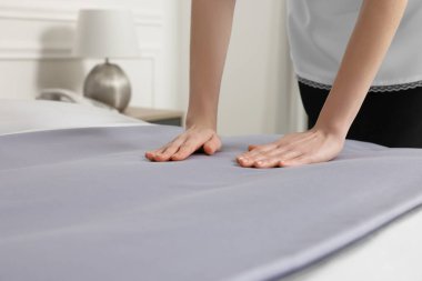 Genç hizmetçi yatak otel odasında, closeup yapma