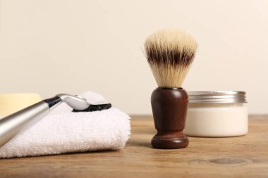 Tahta masadaki traş aletleri.