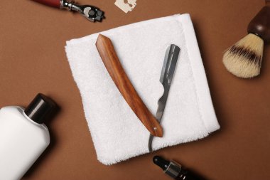 Kahverengi arka planda erkek traş aletleri, düz yatış