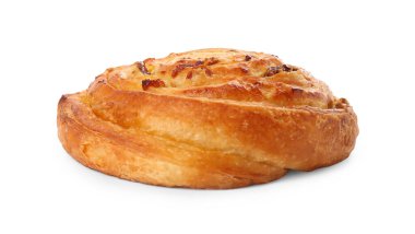 Beyaz üzerine izole edilmiş kuru üzümlü taze pişmiş spiral pasta.