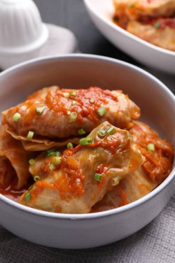 Ev yapımı domates sosuyla pişirilmiş lahana dürümleri, yakın plan.