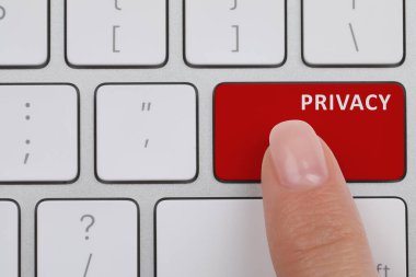 Klavyede kelime mahremiyeti olan kırmızı düğmeye basan kadın, üst görünüm