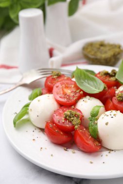 Domatesli Caprese salatası, mozzarella köftesi ve fesleğen.