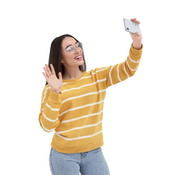 Mujer Joven Sonriente Tomando Selfie Con Teléfono Inteligente Sobre Fondo — Foto de Stock