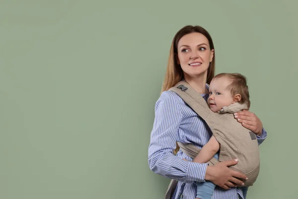 Madre Che Tiene Bambino Fionda Marsupio Sfondo Oliva Spazio Testo — Foto Stock