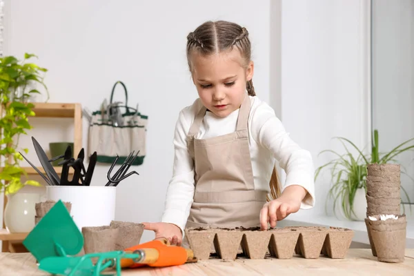 Kleines Mädchen Pflanzt Gemüsesamen Torftöpfe Mit Erde Holztisch Zimmer — Stockfoto