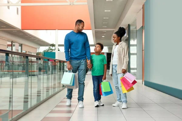 Shopping Famille Parents Heureux Fils Avec Des Sacs Colorés Dans — Photo