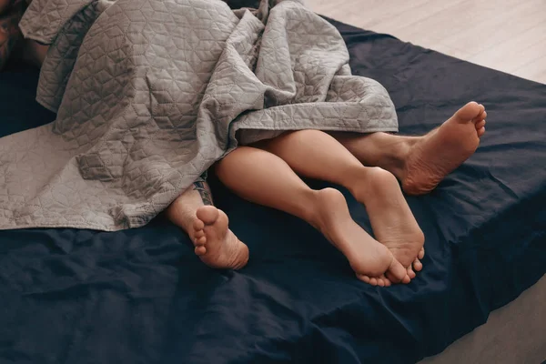 Leidenschaftliches Paar Beim Sex Bett Nahaufnahme Der Beine — Stockfoto
