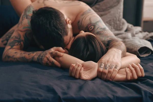 Leidenschaftliches Paar Hat Sex Bett Konzentriert Sich Auf Die Hände — Stockfoto