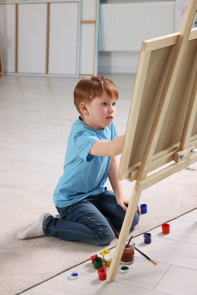 Mały Chłopiec Maluje Studio Używając Sztalugi Trzymania Płótna — Zdjęcie stockowe