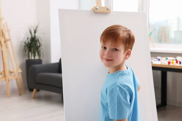 Stüdyoda Resim Yapan Küçük Çocuk Tuvali Tutmak Için Resim Sehpası — Stok fotoğraf
