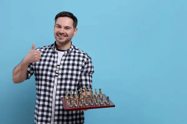 Χαμογελώντας Άνθρωπος Κρατώντας Σκακιέρα Κομμάτια Του Παιχνιδιού Και Δείχνει Αντίχειρες — Φωτογραφία Αρχείου