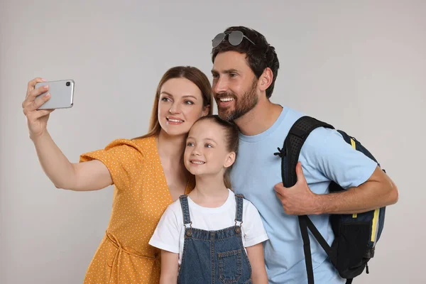 Família Feliz Tirando Selfie Fundo Cinza Claro — Fotografia de Stock