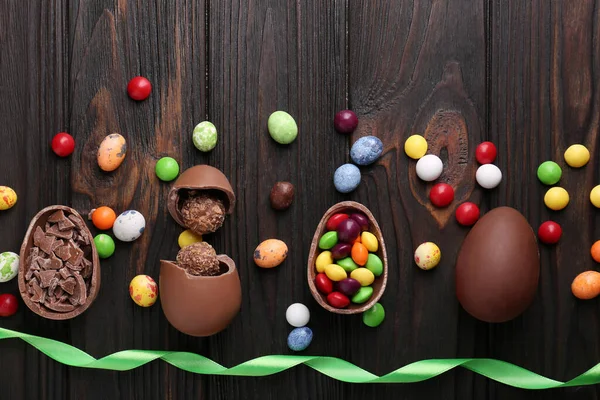 Lezzetli Çikolatalı Yumurtalar Tatlılar Ahşap Masada Düz Yatıyordu Metin Için — Stok fotoğraf