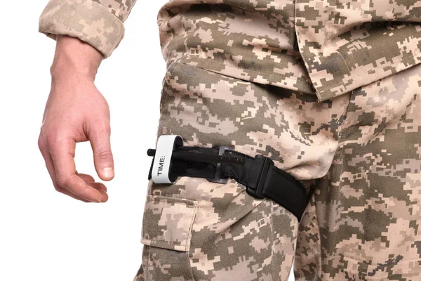 Soldaat Militair Uniform Met Medisch Tourniquet Been Tegen Witte Achtergrond — Stockfoto