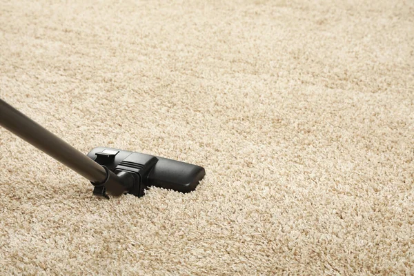 用现代真空吸尘器去除米黄色地毯上的污垢 案文的篇幅 — 图库照片