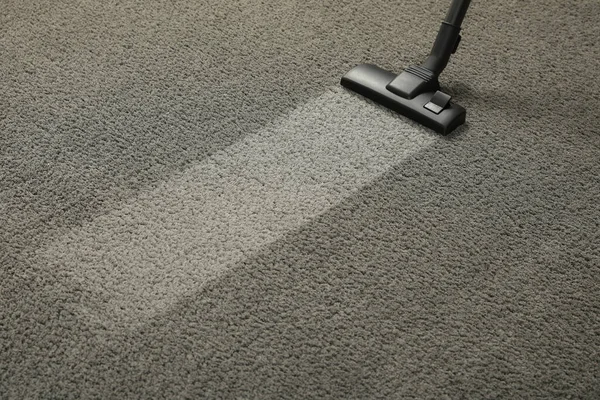 真空灰色的地毯 使用后的清洁区域 案文的篇幅 — 图库照片