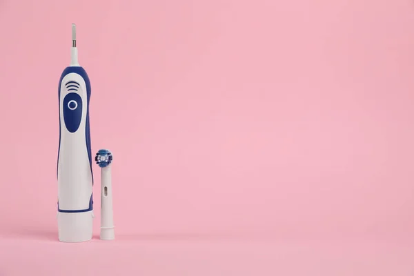 Escova Dentes Elétrica Fundo Rosa Espaço Para Texto — Fotografia de Stock