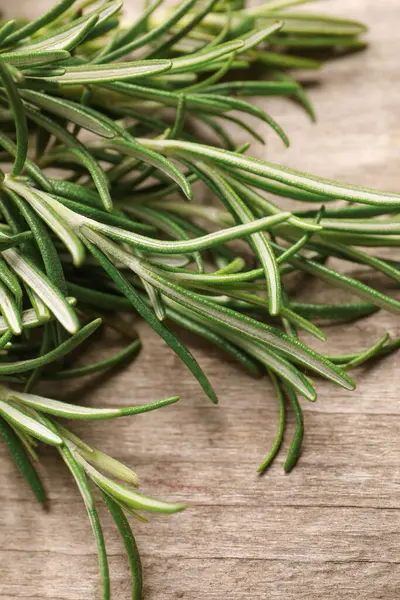 Sprigs Fresh Rosemary Wooden Table Closeup — Stock Photo, Image