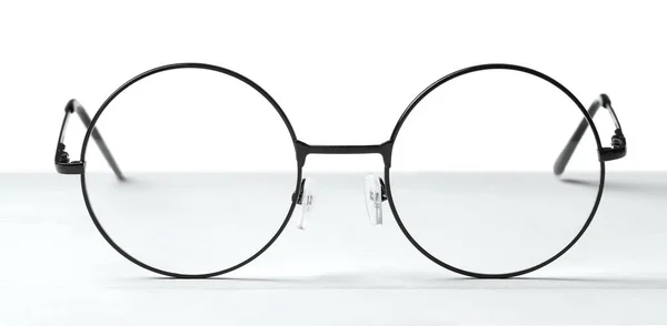 Óculos Redondos Com Moldura Metal Mesa Contra Fundo Branco — Fotografia de Stock