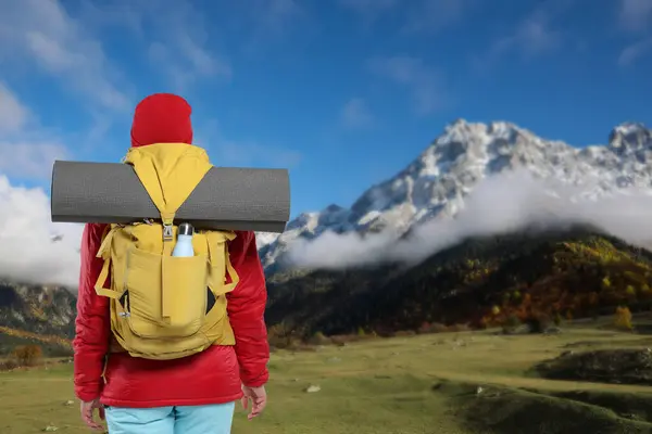 山の中でバックパックを持つ観光客 バックパックビュー — ストック写真