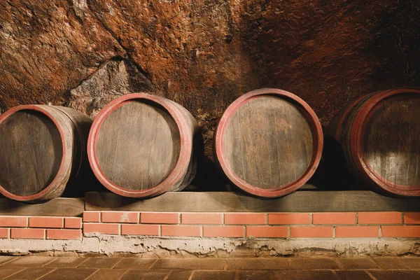 Nombreux Tonneaux Vin Stockés Sur Étagère Dans Cave — Photo